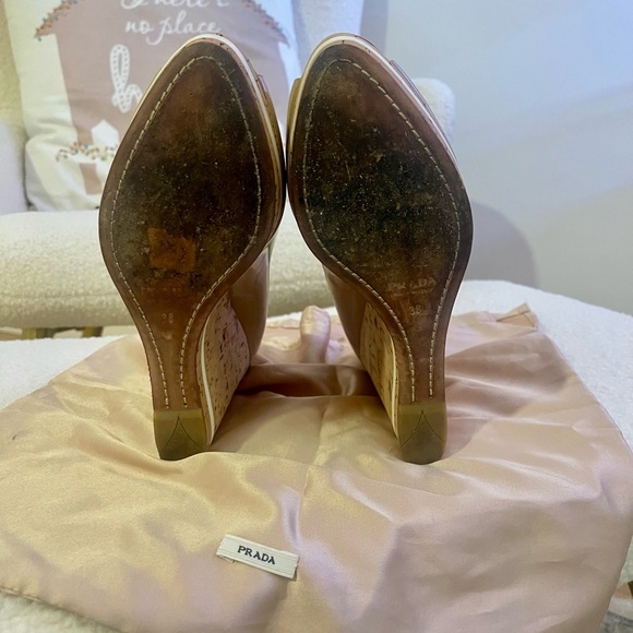 Classic and timeless beige patent leather Prada wedge cork heels - Picture 10 of 13